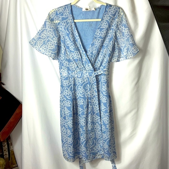 Diane Von Furstenberg flutter sleeve midi length wrap dress floral vine Sz 2 - Picture 15 of 15